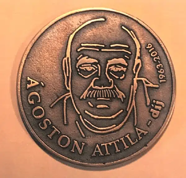 A plakettet tervezte: Szabó Roland, mentor